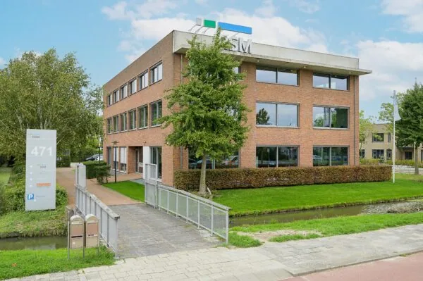 Kantoorpand van RSM aan de Jacques Dutilhweg met een bruggetje over een sloot en duidelijk zichtbaar huisnummer 471.